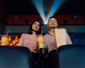 זוג צופה בסרט בקולנוע
