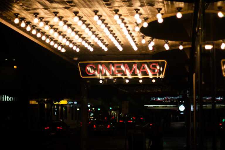 בית קולנוע עם אורות עזים