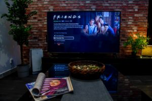 טלוויזיה המציגה את הסדרה "FRIENDS".