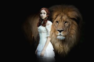 גברת עומדת מול האריה